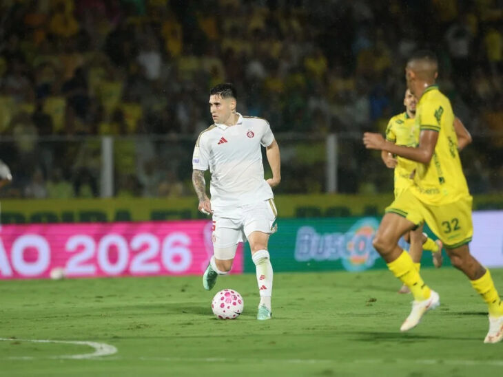 Expulsão do goleiro Matheus Cunha no primeiro tempo prejudicou o Colorado, derrotado por 2 a 0 fora de casa; equipe volta a jogar no dia 24, contra o Botafogo - Foto Ricardo Duarte - Inter