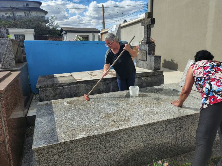 Sirlei de Freitas tem como hábito antecipar a limpeza do jazigo da família - Foto: Kleiton Vasconcellos/ON
