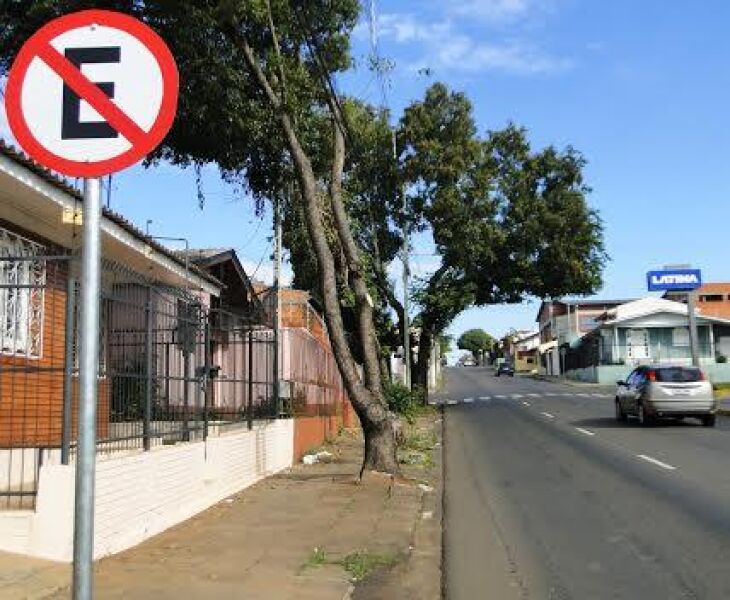 Rua Duque de Caxias passará a ter sentido único entre a rua ?,ngelo Preto e Avenida Presidente Vargas. Placas já foram instaladas