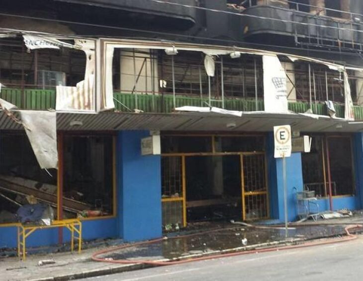 Fogo consumiu o mercado instalado em um dos prédios atingido pelo incêndio