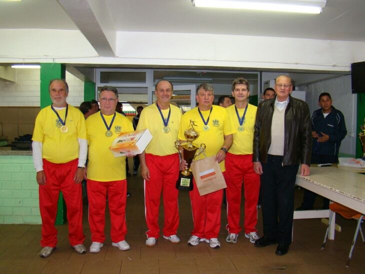 Plínio Grazziotin e a equipe campeã em 2013 - XV de Novembro