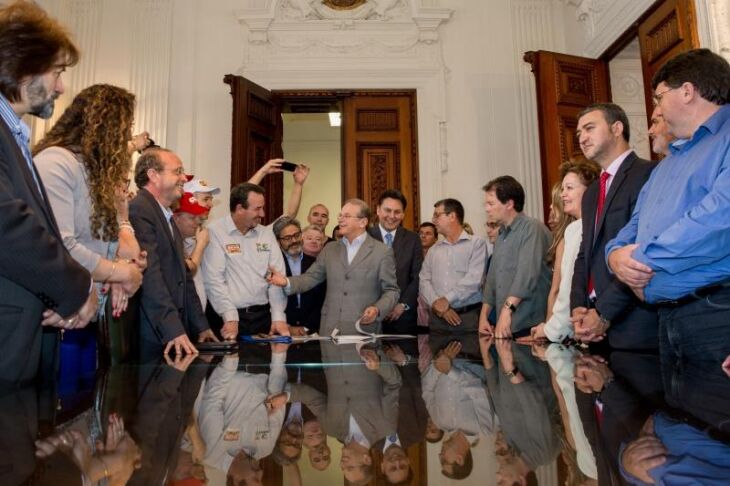 Deputados e dirigentes com o Governador.