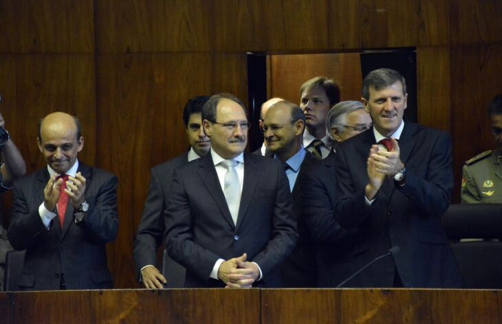 José Ivo Sartori sendo empossado pelo Legislativo