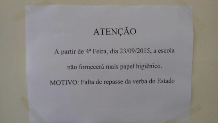 No Instituto Estadual Cecy Leite Costa um aviso alerta para a falta do produto