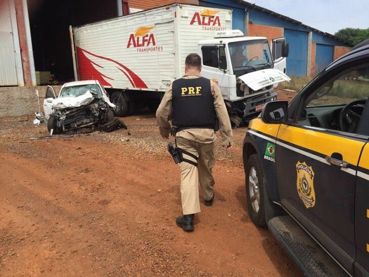 Motorista perdeu o controle da direção e colidiu o veículo roubado em um caminhão parado
