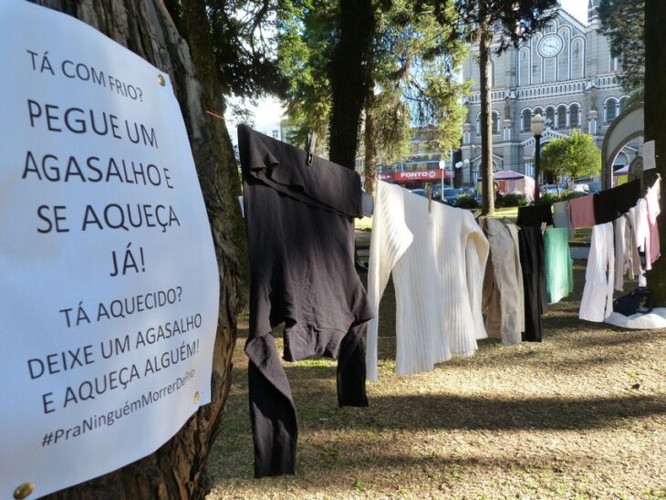Para doar, basta pendurar os agasalhos no varal, na Praça Marechal Floriano