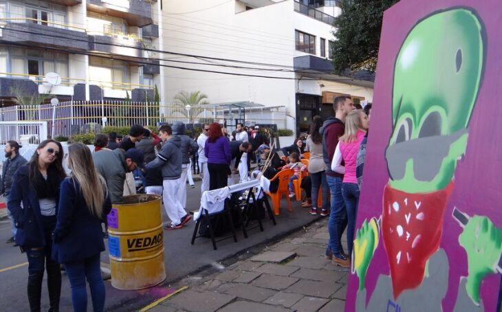 Feira aconteceu em frente a Casa de Cultura Vaca Profana, na rua Moron, em Passo Fundo