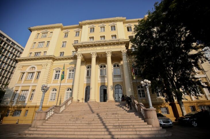 roposta estabelece um novo calendário da folha para priorizar servidores com menores salários
