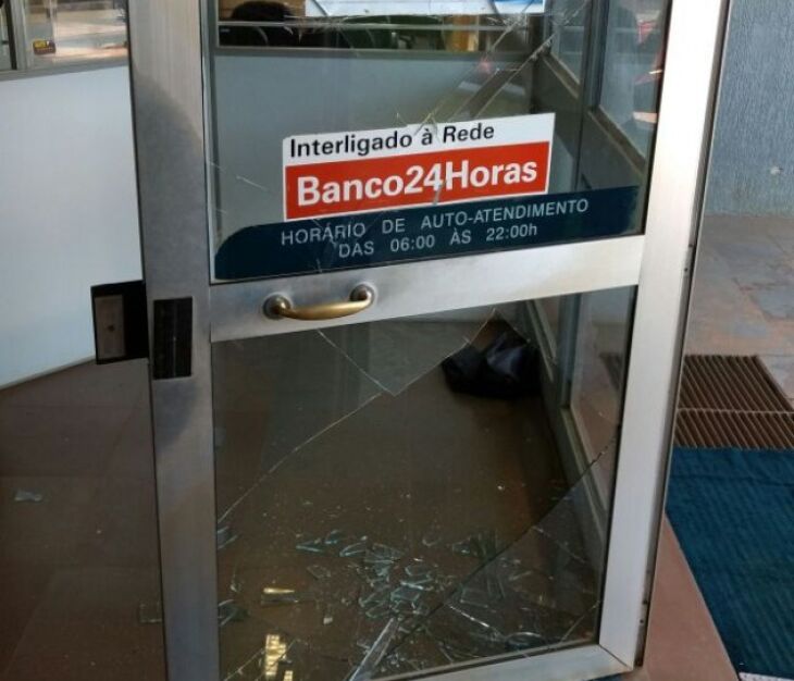 Conforme a BM de Seberi, seis homens armados invadiram a agência e fizeram clientes e funcionários reféns