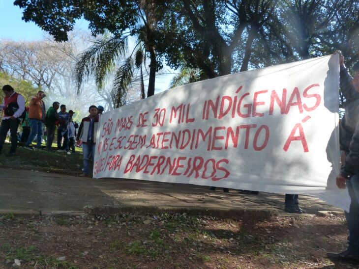Índios contrários à ocupação da Sesai, permaneceram concentrados na praça Antonino Xavier
