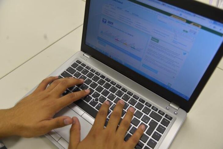Para saber se teve a declaração liberada, o contribuinte deve acessar a página da Receita na internet ou ligar para o Receitafone 146