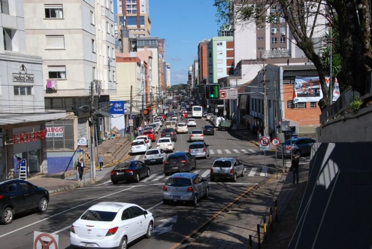 No acumulado do ano, as vendas de 2017 continuam abaixo do ano anterior