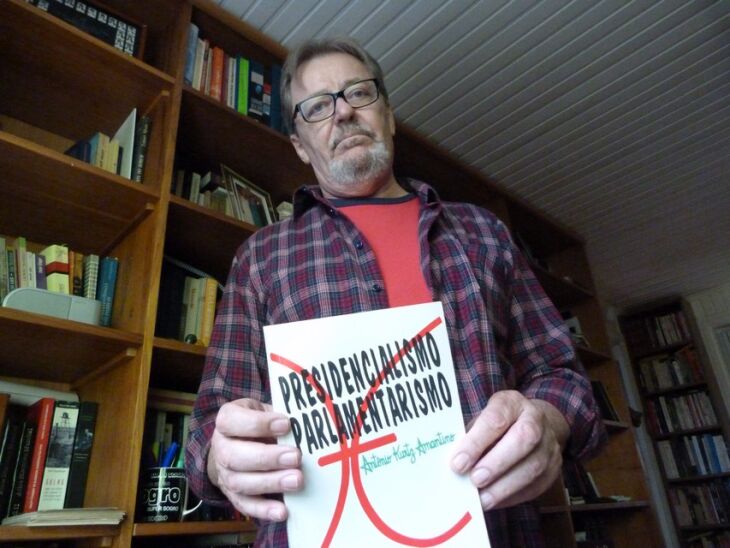 Defensor da instituição do sistema parlamentarista, o professor Antônio Amantino publicou um livro sobre os dois modelos políticos em 1992