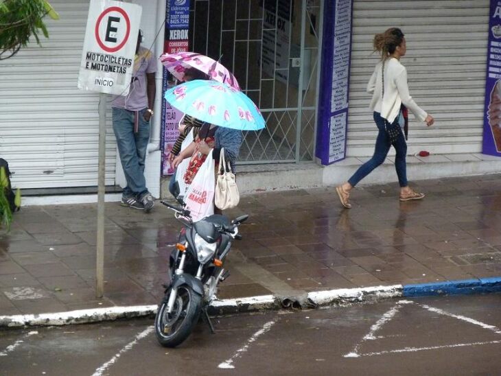 Domingo pela manhã: chuva e poucas lojas abertas