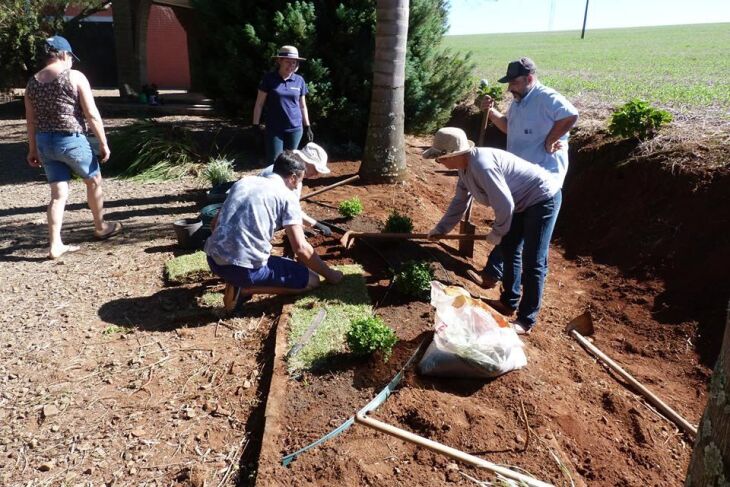 Já foram feitas ações de paisagismo em cinco comunidades: São Roque, Sede Independência, São Valentim, Assentamento Bom Recreio e Vila Colussi, e 15 propriedades rurais