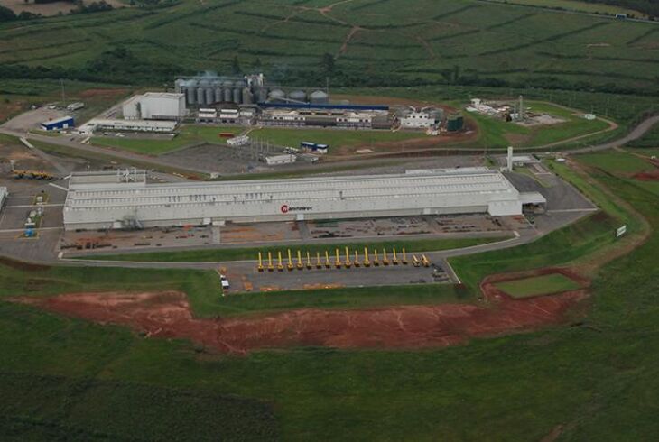 Empresa encerrou produção de guindastes no município em janeiro de 2016