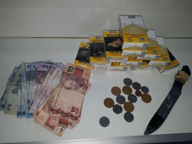 Dinheiro e as carteiras de cigarro roubados, além da faca utilizada no crime, foram apreendidos