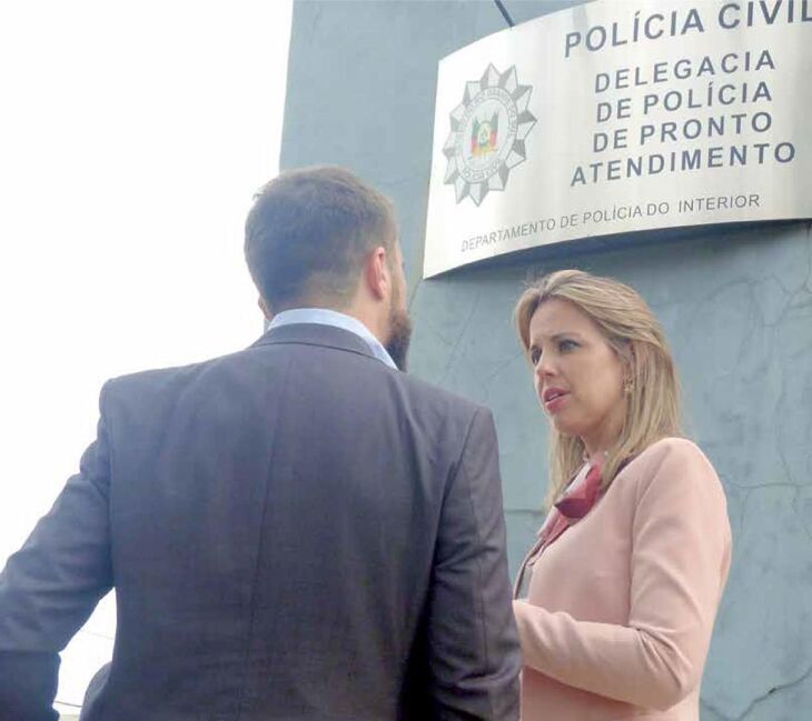 Delegada esteve nas dependências do espaço policial acompanhada por autoridades, como o delegado titular da Draco, Diogo Ferreira (de costas)