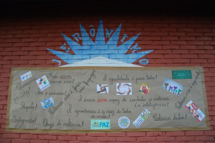 Na semana seguinte à agressão alunos confeccionaram um cartaz contra a violência na escola Crédito: 