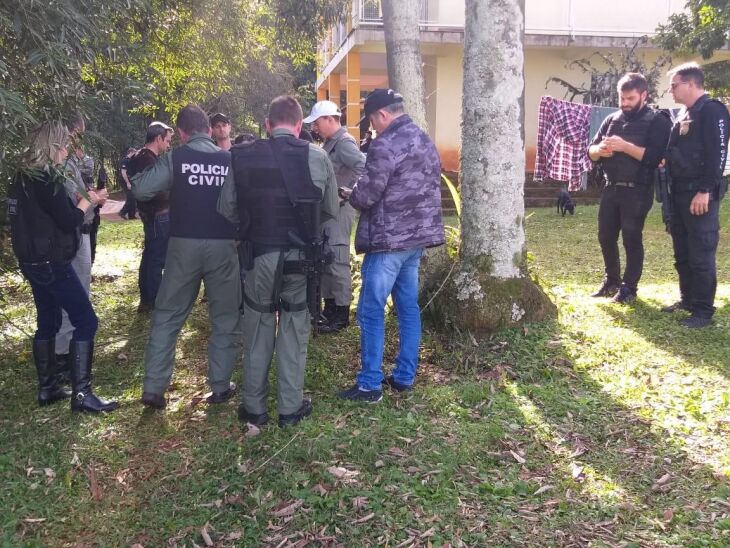 Grupo estava na localidade de Mata Cobra, em Carazinho. Um morreu, dois foram detidos e pelo menos outros dois fugiram do local, segundo a polícia.