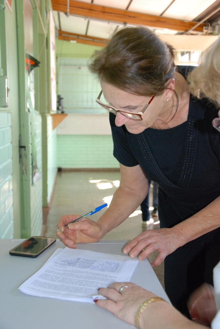 Pais e responsáveis dos alunos compareceram ontem à tarde na escola para assinatura do documento