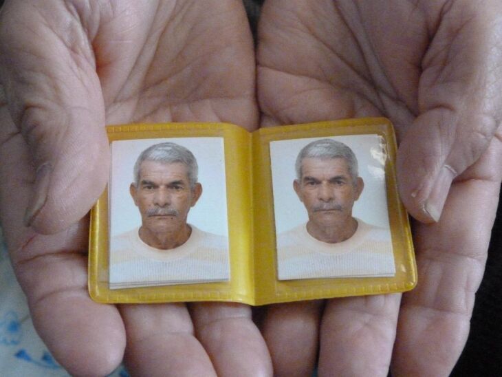 Jandir de Oliveira saiu de casa no dia 2 de outubro vestindo uma camiseta preta pólo, chapéu preto, calça preta (estilo abrigo), sapato preto. Ele tem barba e cabelos grisalhos e não possui um dos dentes da frente.