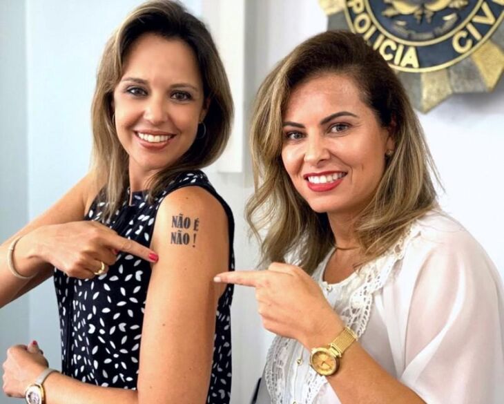 Delegada Nadine Anflor (E) ao lado de Bianca Feijó, do Departamento de Políticas para Mulheres da SJCDH