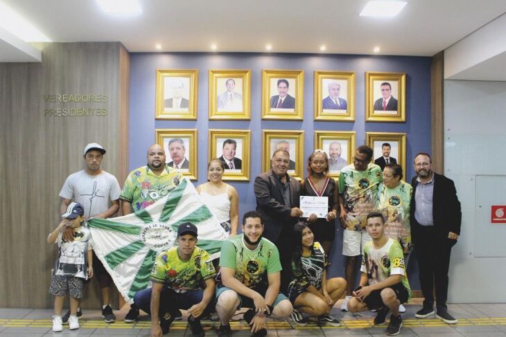 Escolas receberam diplomas de Honra ao Mérito pelos serviços prestados à cultura do carnaval em Passo Fundo